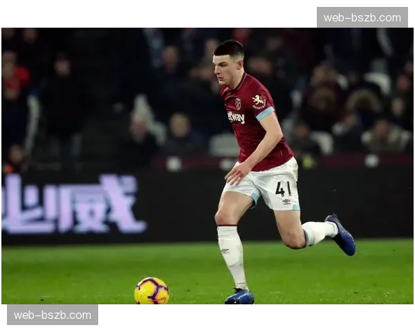 索斯盖特现身酋长球场,考察萨卡、赖斯等英格兰国脚状态 索斯盖特现身酋长球场,考察萨卡、赖斯等英格兰国脚状态