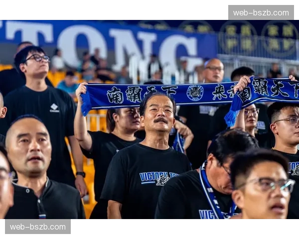 雨战导致场地积水，沧州雄狮对阵南通支云的比赛一度中断