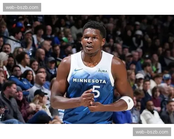 特写:爱德华兹隔扣文班亚马得手,点燃森林狼主场气氛 特写:爱德华兹隔扣文班亚马得手,点燃森林狼主场气氛