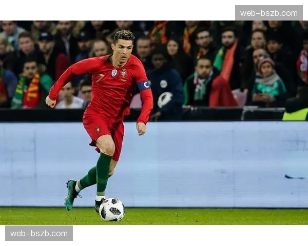 镜头记录:看台上的C罗密切关注葡萄牙队比赛进程 镜头记录:看台上的C罗密切关注葡萄牙队比赛进程