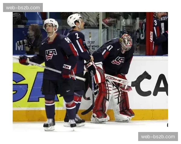 德国冰球联赛（DEL）季后赛：柏林北极熊客场1-0小胜，系列赛扳平